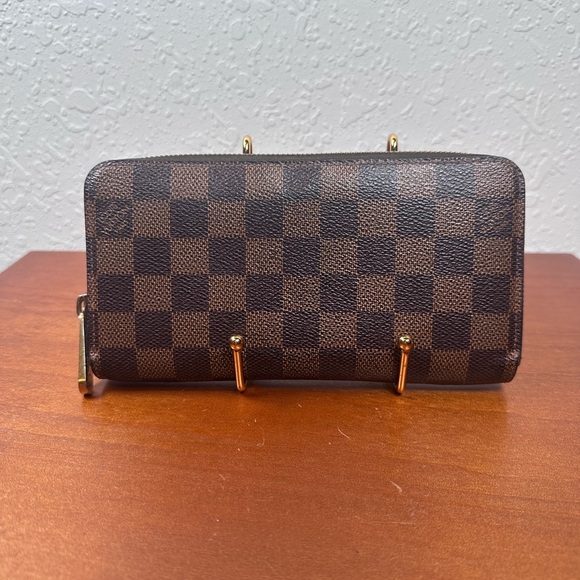 LOUIS VUITTON Damier Ebene Zippy Wallet
Long Wallet CA3112 - Picture 1 of 15